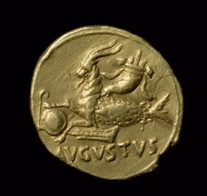 Halfarkú kecskét ábrázoló aureus érme hátoldala Augustus névvel, Kr. e. ie 18-16 (arany)